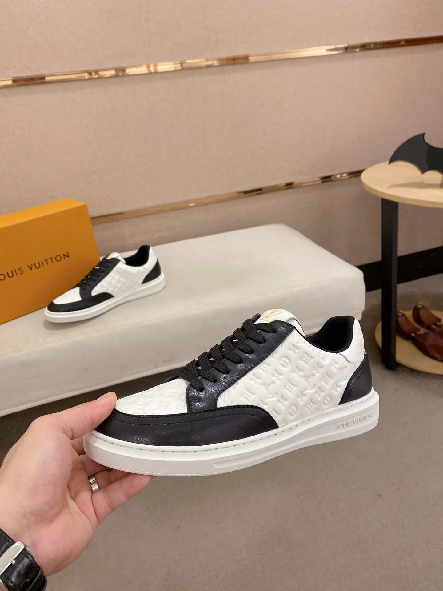 Men's shoes💰:420💰🇮🇹🇮🇹LV Louis Vuitton. The latest trendy casual shoes are popular in physical stores in sizes 38-44. New spring and summer comfortable imported custom original cowhide, unique jacquard fabric element design. Paired with sheepskin lining, Lv original bottom, [taiyang][taiyang] high-end packaging and high quality💪Details determine the quality, you can enter and leave the counter at will, welcome to compare🇮🇹